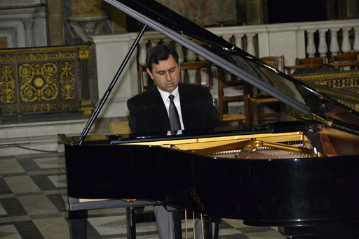 В парижской церкви Лэглис Сент-Мари-Мадлен состоялся концерт Мурада Гусейнова (фото)