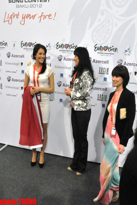 Латвийская участница "Евровидения" исполнила на пресс-конференции песню "Сары гялин" (ФОТО)