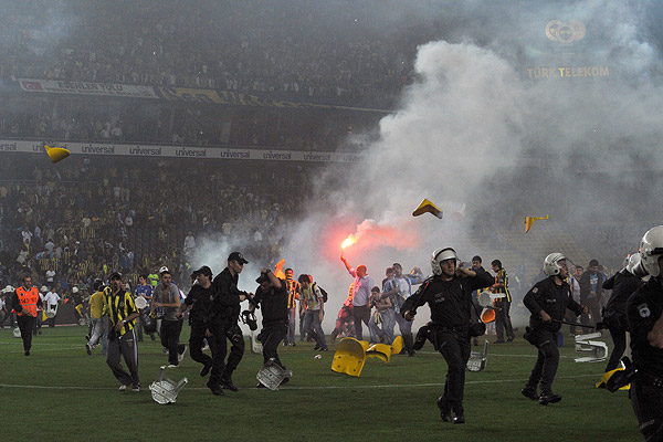 Fenerbahce fans clash with Turkish police