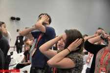 Участник "Евровидения 2012" дал журналистам урок необычного танца (фотосессия)