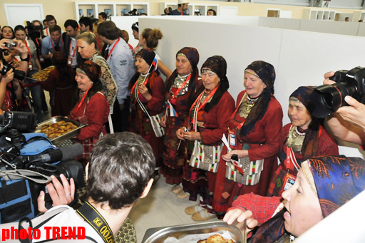 "Бурановские бабушки" накормили журналистов в Баку (ФОТО)
