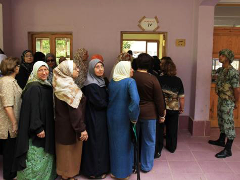 Egyptians begin voting on constitution
