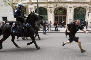 Полиция окружила протестующих в Монреале студентов и объявила их арестованными - СМИ