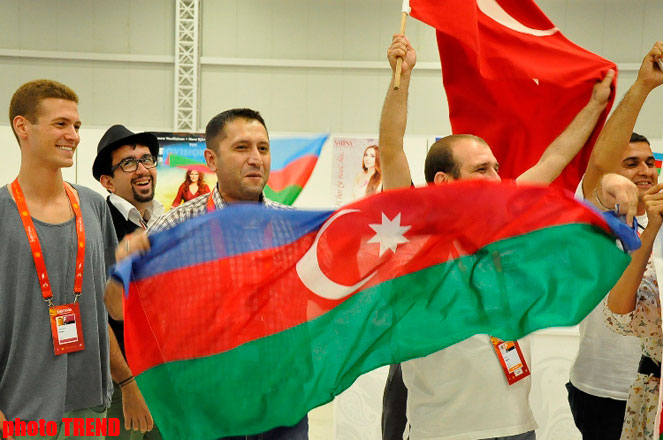 Азербайджанские и турецкие журналисты приняли участие в прямом эфире TRT в пресс-центре "Baku Crystal Hall"  (фото)