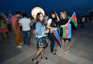 Fans arrive at Baku Crystall Hall to Eurovision 2012 second semifinal (PHOTO)