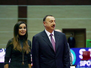 Президент Азербайджана и его супруга приняли участие в официальном приеме по случаю Дня Республики