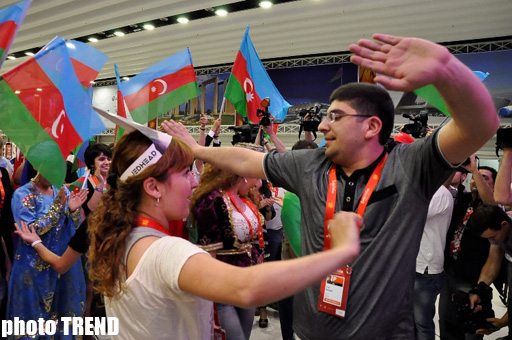 Азербайджанские танцы в пресс-центре Baku Crystal Hall -  открытие "Евровидения-2012" (фотосессия)