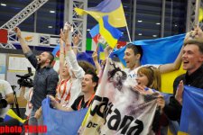 Самые активные болельщики финала "Евровидения-2012" (фотосессия)