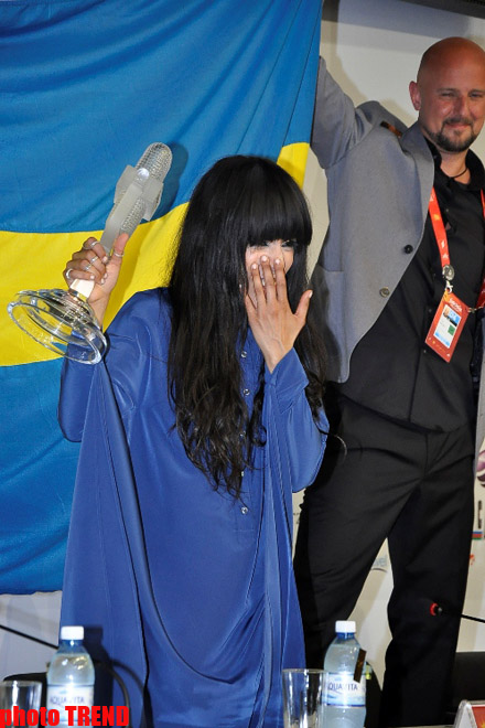Победительнице "Евровидения-2012" Лорин не нравится повышенное внимание окружающих (версия 4) (ФОТО)