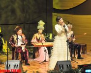 В Баку певцы из разных стран мира исполнили "Сары гялин", презентован фильм (фотосессия)
