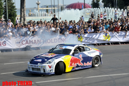 David Coulthard demonstrated the show in Baku (PHOTO)