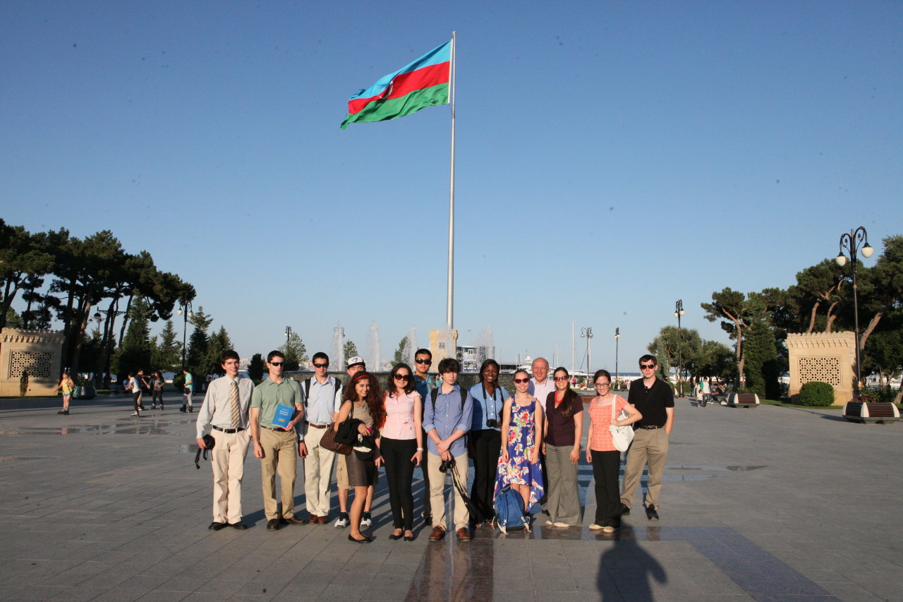 Американские школьники-победители конкурса сочинений, проведенного при поддержке Фонда Гейдара Алиева, находятся с визитом в Азербайджане (ФОТО)