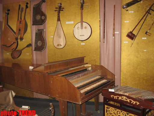 Фирангиз Ализаде подарила Музею музыкальной культуры уникальную рукопись (фотосессия)