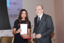 Azərbaycanın birinci xanımına Krans Montana Forumunun “Prix de la Fondation” mükafatı təqdim olunub (FOTO)