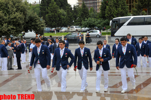 Азербайджанские олимпийцы посетили памятник Общенационального лидера Гейдара Алиева (ФОТО)