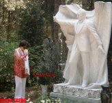 Тамара Синявская посетила в Баку Аллею почетного захоронения (фото)