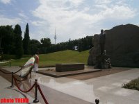 Тамара Синявская посетила в Баку Аллею почетного захоронения (фото)