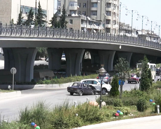 В Баку под мостом произошло ДТП (видео)