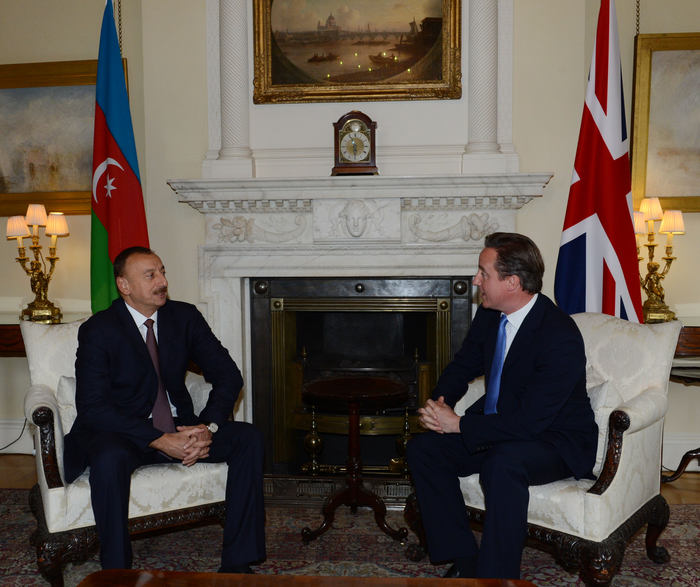 Azerbaijani President meets British Prime Minister (PHOTO)