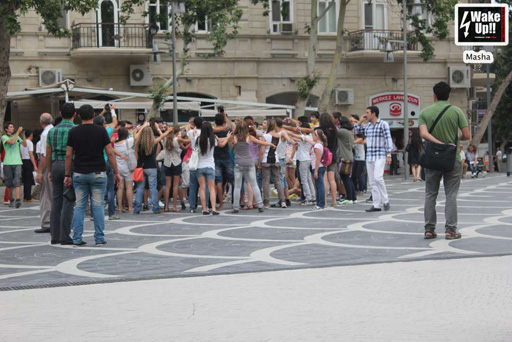 Флешмоб "Bang! Bang!" в Баку - как молодежь "перестреляла" друг друга из пальца (фотосессия)
