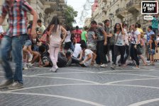 Флешмоб "Bang! Bang!" в Баку - как молодежь "перестреляла" друг друга из пальца (фотосессия)