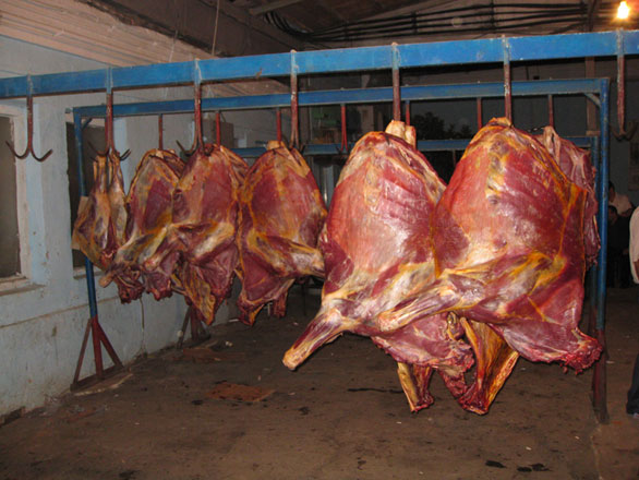 На рынках Баку выявлены нарушения при хранении мяса (ФОТО)