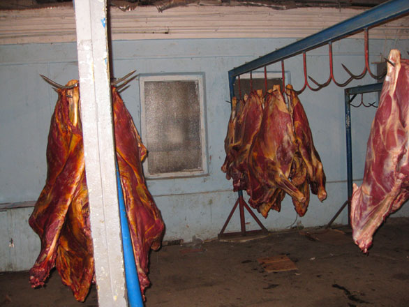 В ходе проверок на рынках Баку выявлены нарушения при хранении мяса (фото)