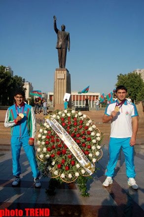 Azərbaycan olimpiyaçıları ümummilli lider Heydər Əliyevin abidəsini ziyarət ediblər (FOTO)