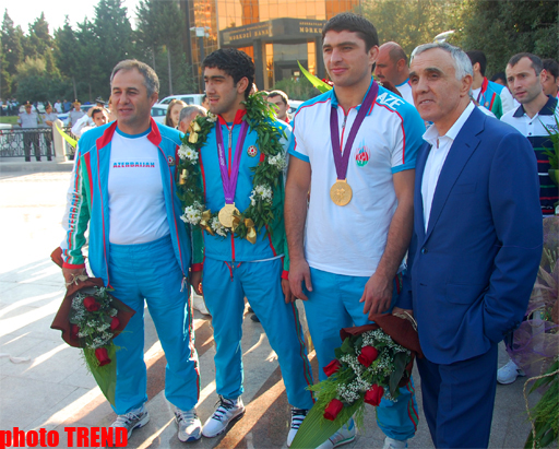 Azərbaycan olimpiyaçıları ümummilli lider Heydər Əliyevin abidəsini ziyarət ediblər (FOTO)