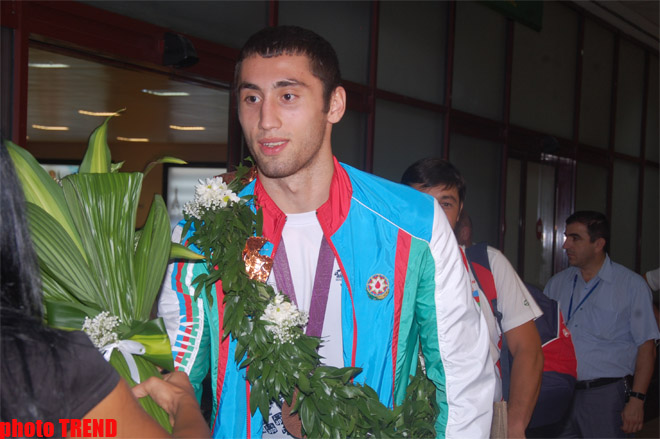 Азербайджанские олимпийцы вернулись в Баку (фотосессия)