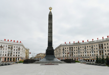 Azerbaijani President visits Victory Square in Minsk (PHOTO)