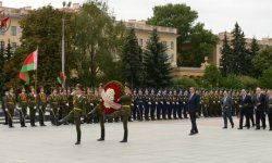 Azerbaijani President visits Victory Square in Minsk (PHOTO)