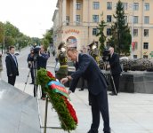 Azerbaijani President visits Victory Square in Minsk (PHOTO)