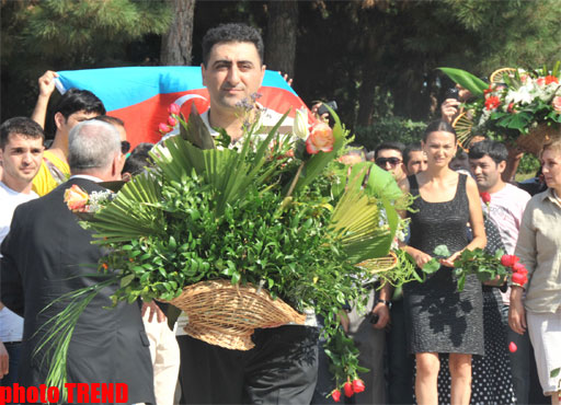 Рамиль Сафаров посетил в Баку Аллею почетного захоронения и Аллею шехидов (ФОТО)