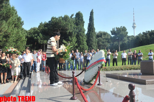 Рамиль Сафаров посетил в Баку Аллею почетного захоронения и Аллею шехидов (ФОТО)