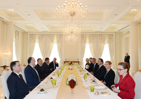 Azerbaijani President hosts dinner in honor of NATO Secretary General