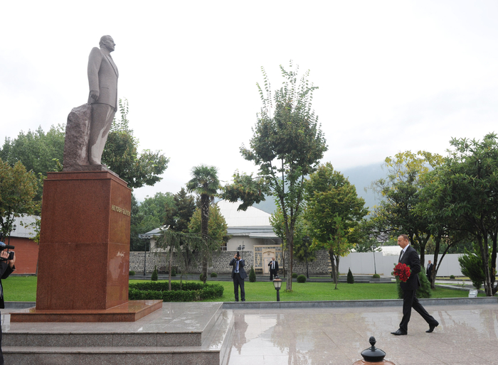 President Ilham Aliyev visits monument to national leader Heydar Aliyev in Shaki (PHOTO)