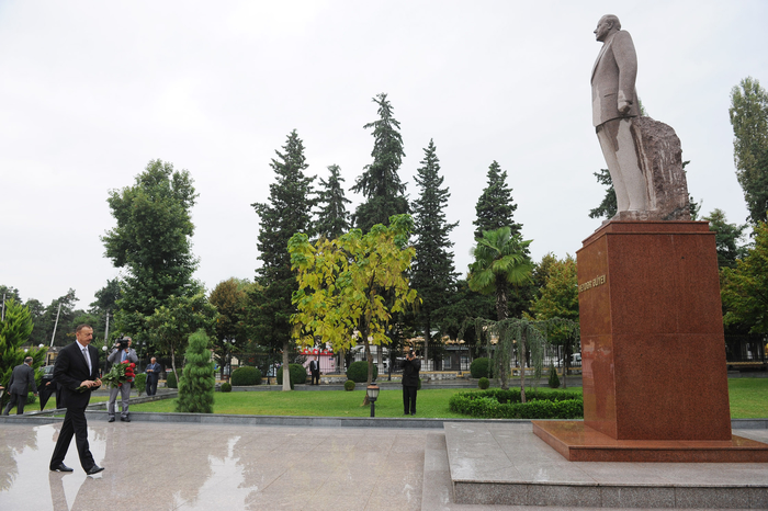 President Ilham Aliyev visits monument to national leader Heydar Aliyev in Shaki (PHOTO)