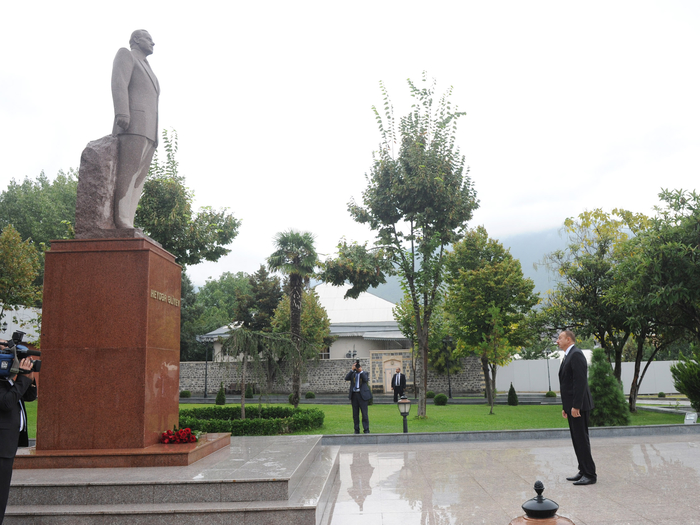 Президент Азербайджана посетил памятник общенациональному лидеру Гейдару Алиеву в Шеки (ФОТО)