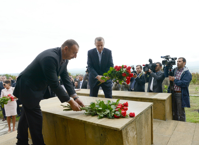 Президент Азербайджана и премьер-министр Турции посетили мемориал турецких воинов в Шеки (ФОТО)