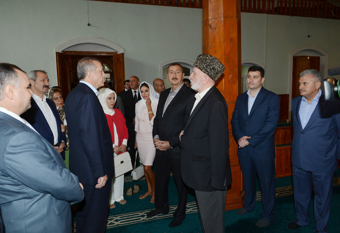 Azerbaijani President, Turkish PM visit Cuma Mosque in Sheki (PHOTO)