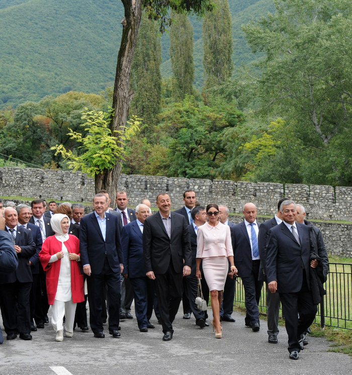 Azerbaijani President, Turkish PM get acquainted with Palace of Sheki Khans (PHOTO)