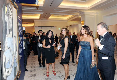 Первая леди Азербайджана приняла участие в церемонии открытия первой выставки  «Christie’s» в Баку (ФОТО)