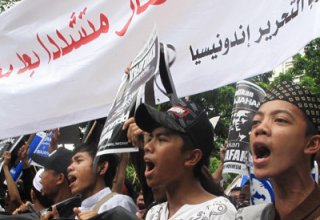 Жители Индонезии вышли на акцию протеста к посольству США