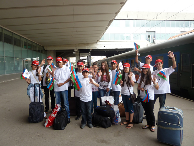 Azerbaijani students returned from Georgia (PHOTO)