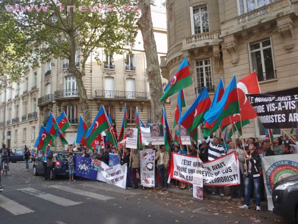 Перед посольством Армении в Париже состоялся многочисленный митинг (фОТО)