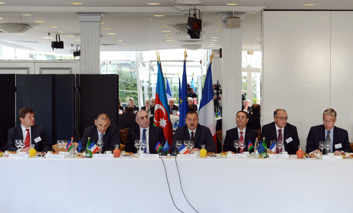 President Ilham Aliyev meets businessmen from MEDEF in Paris (PHOTO)