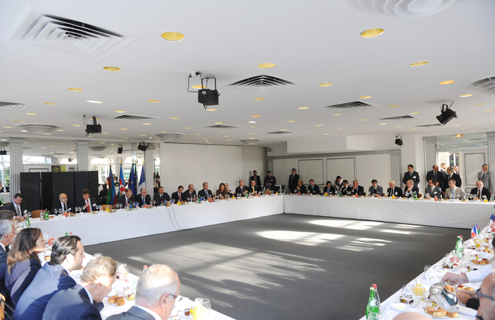 President Ilham Aliyev meets businessmen from MEDEF in Paris (PHOTO)