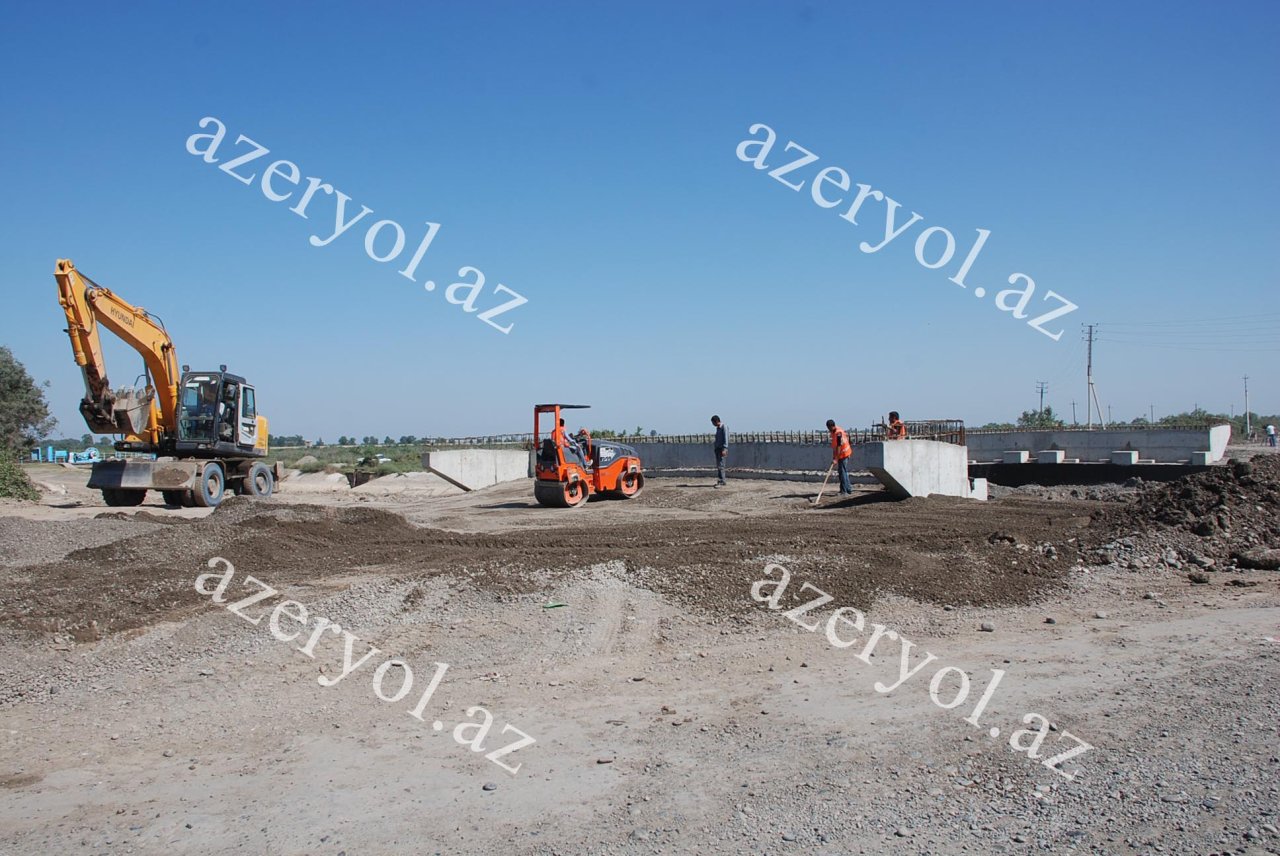 В Азербайджане на автодороге Гаджигабул-Бахрамтепе завершается строительство двух мостов (ФОТО)