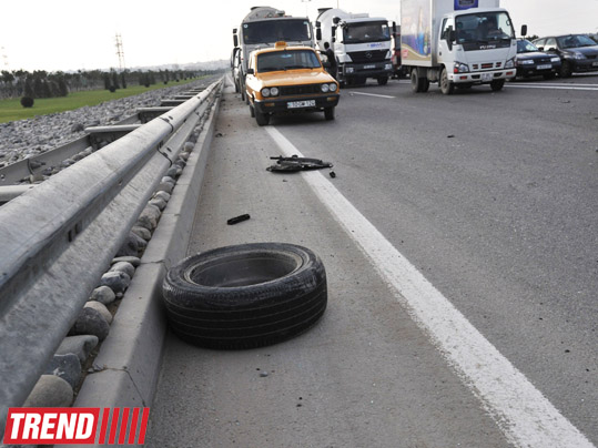 "Mercedes" "VAZ" markalı minik avtomobili ilə toqquşub: 2 nəfər yaralanıb
